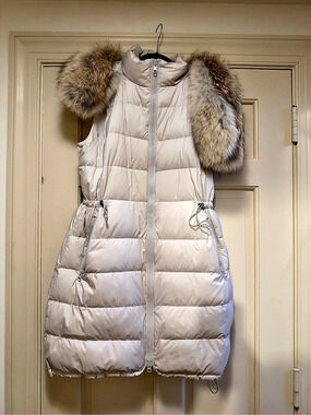 Theory  Women's Cream150 Vest cream Size Medium Like New. Removable fur trim.